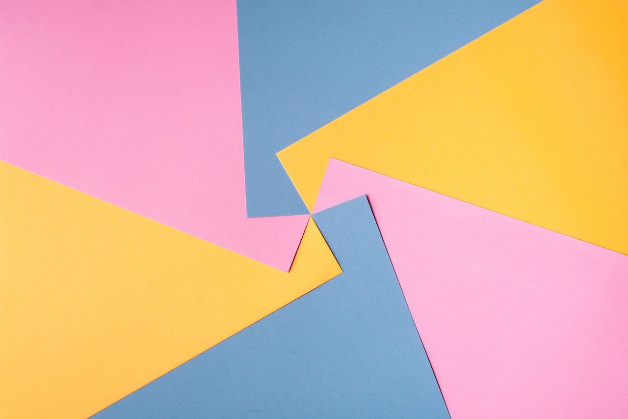 Bahan kertas dan ornamen untuk membuat scrapbook kenangan