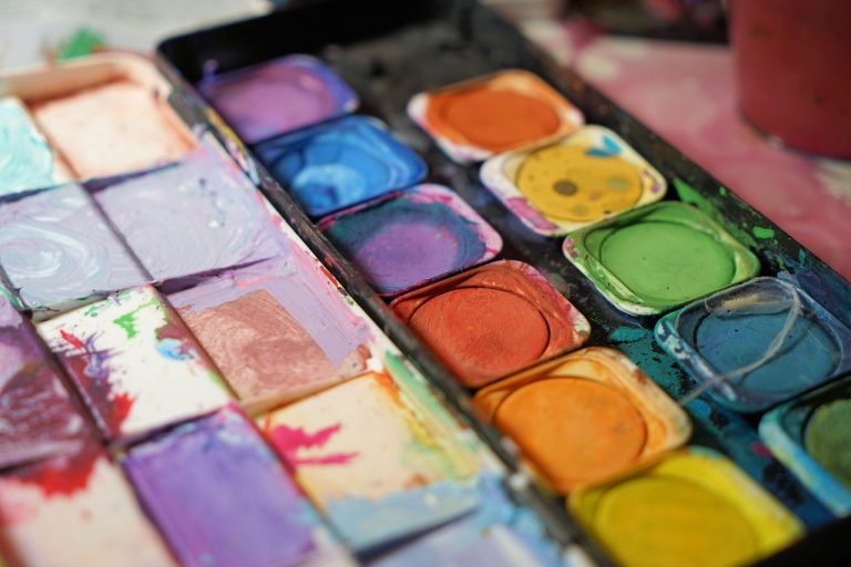 Pensil warna dan perlengkapan menggambar untuk pemula