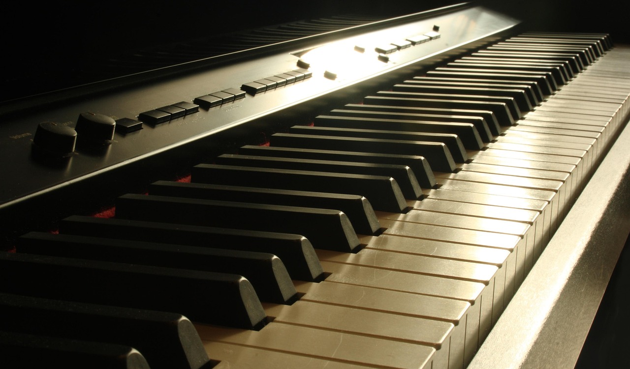 Tuts piano digital yang terawat