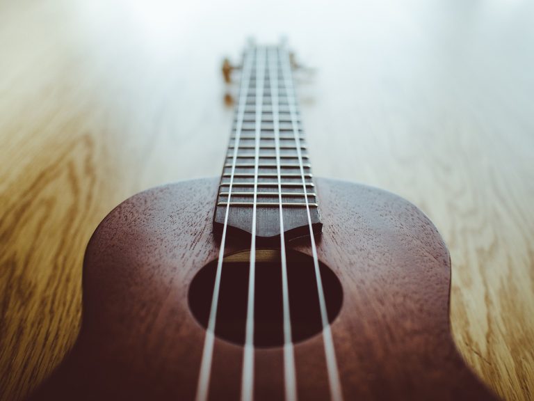 Ukulele yang dirawat dengan baik di atas meja