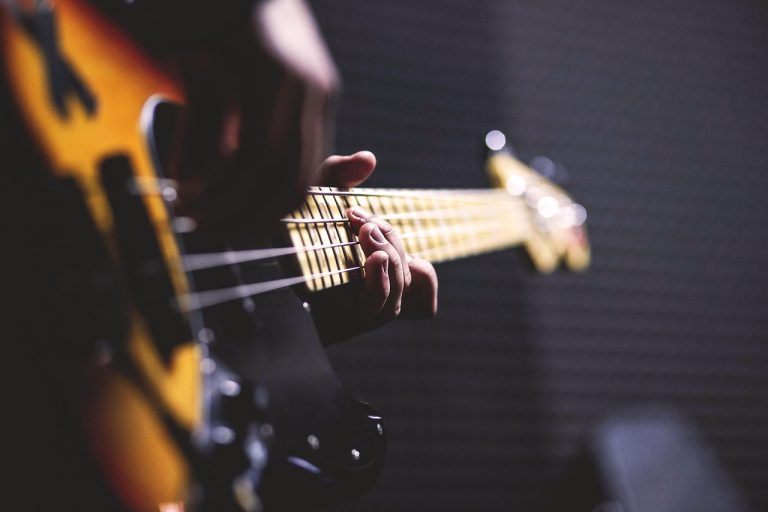 Cara Berlatih Gitar dengan Backing Track: Manfaat, Sumber Gratis, dan Langkah Latihan Pemula