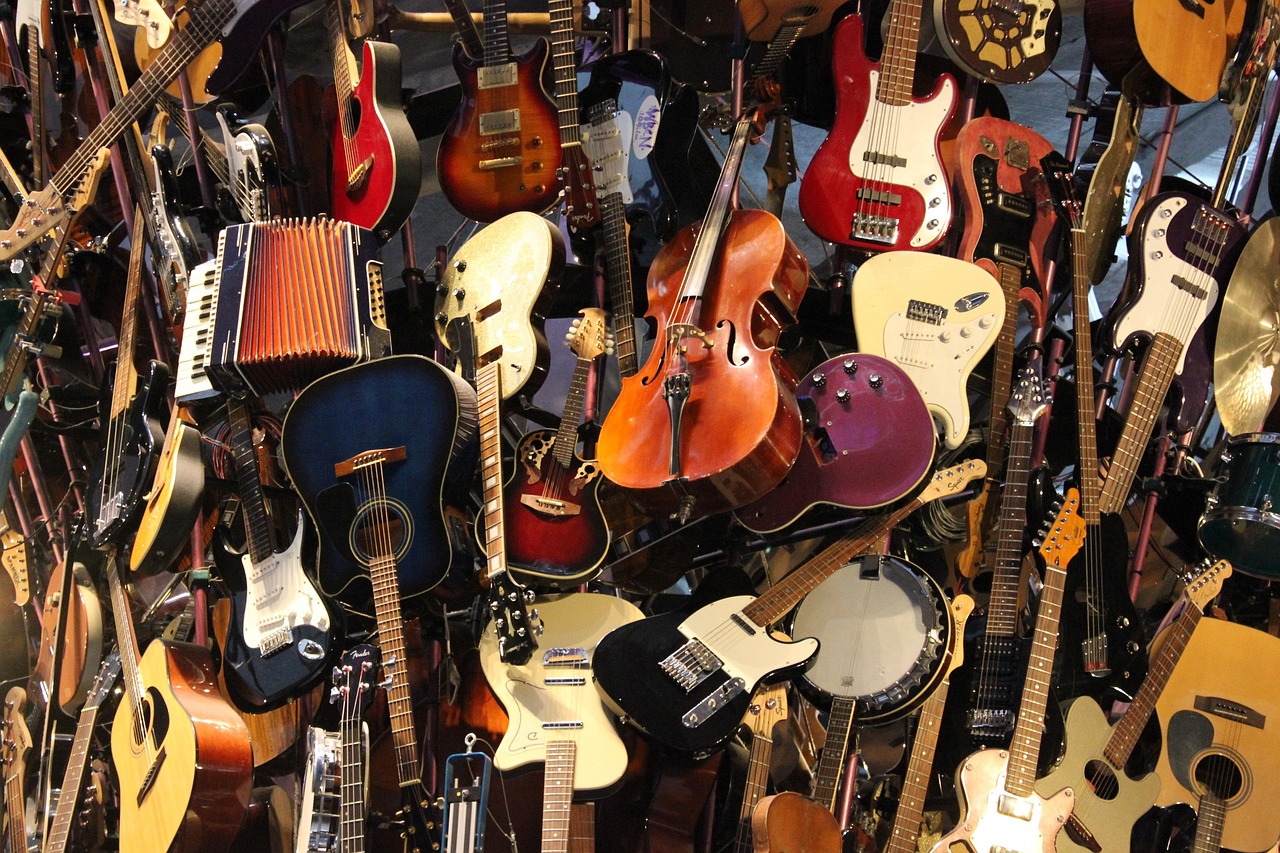 Gitar elektrik di toko musik untuk pemula