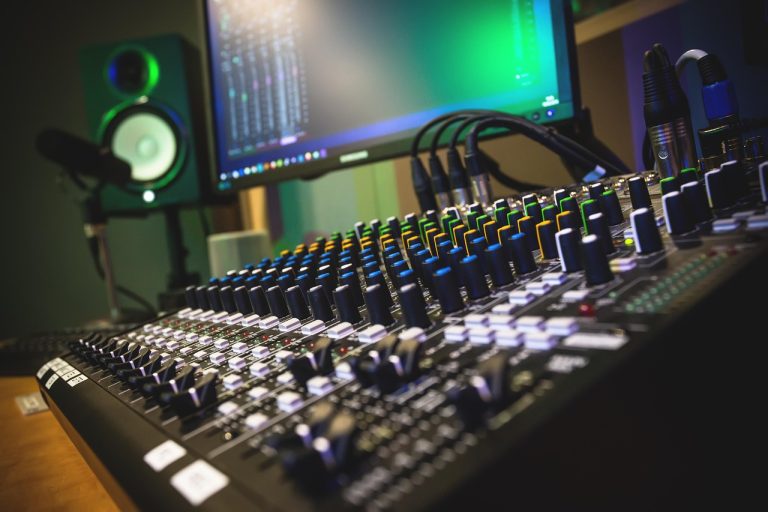 Perbandingan Audio Interface vs Mikrofon USB untuk Rekam di Rumah: Kualitas, Harga, dan Kapan Naik K