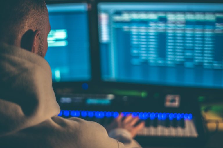Peralatan studio musik dan produksi digital