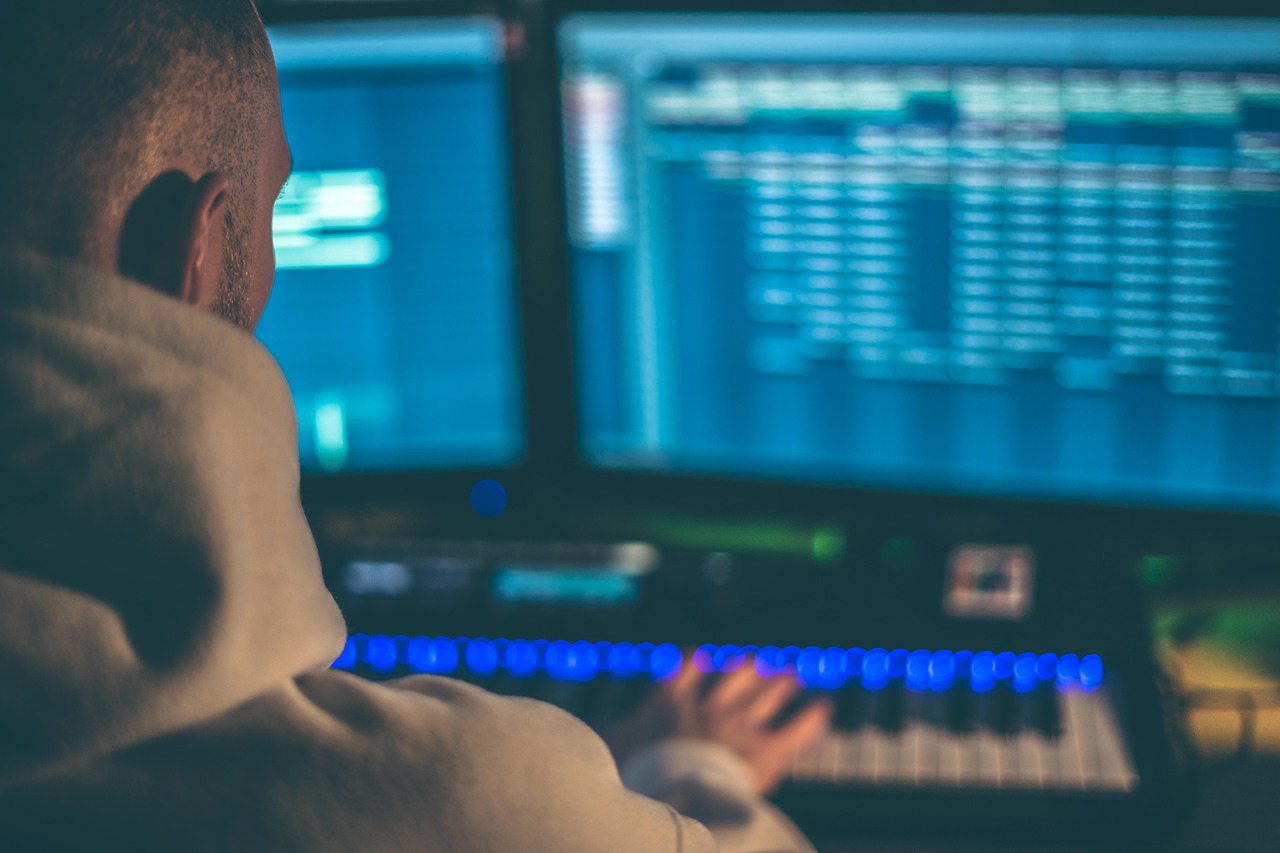 Peralatan studio musik dan produksi digital