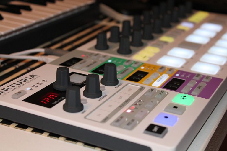 MIDI controller synthesizer di meja produksi musik