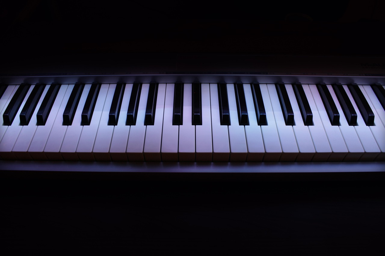 Cara Latihan Piano Digital di Malam Hari dengan Headphone Tanpa Mengganggu Siapa Pun