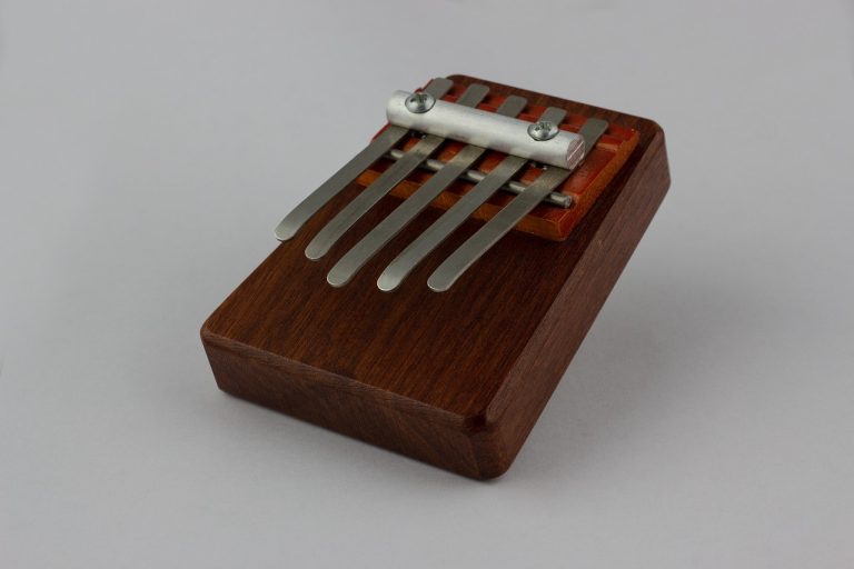 Kalimba 10 Tuts vs 17 Tuts: Mana yang Cocok untuk Pemula dan Kenapa