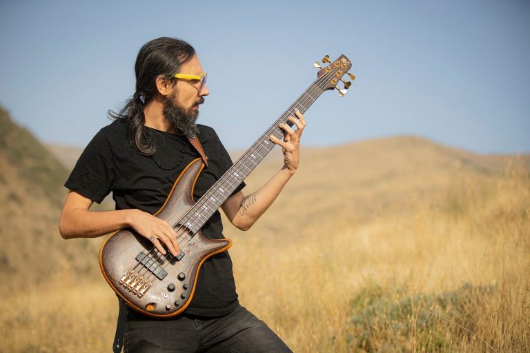 Pemula bermain bass gitar saat latihan