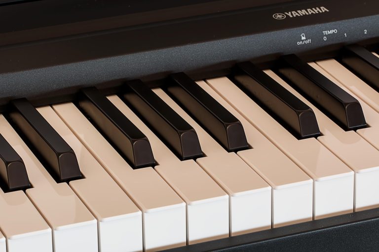 7 Kesalahan Umum Pemula Bermain Piano Digital dan Cara Memperbaikinya