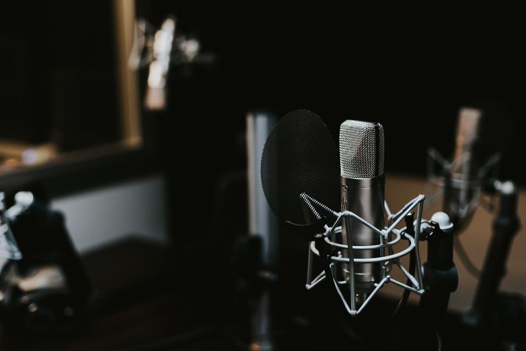 Mikrofon studio untuk rekaman podcast di ruang rekam rumahan