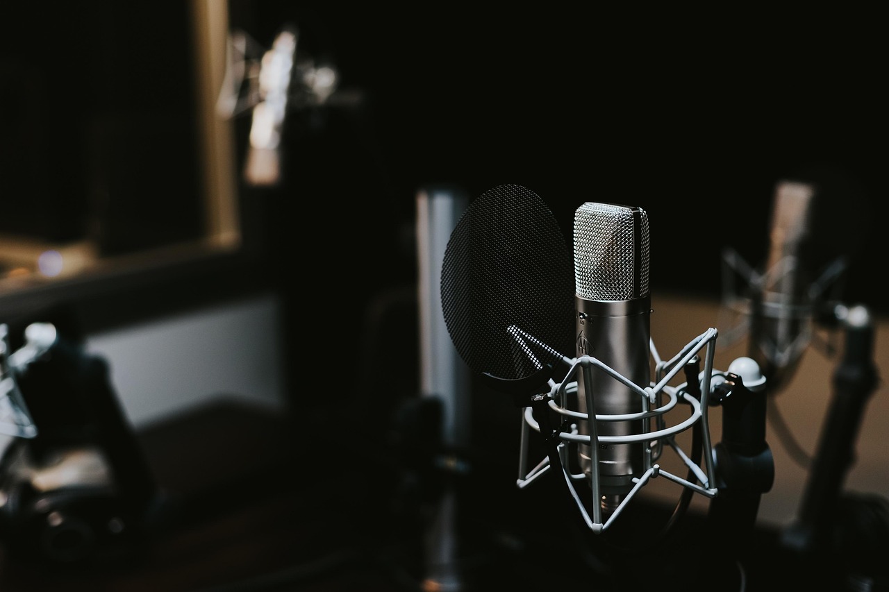 Mikrofon studio untuk rekaman podcast di ruang rekam rumahan