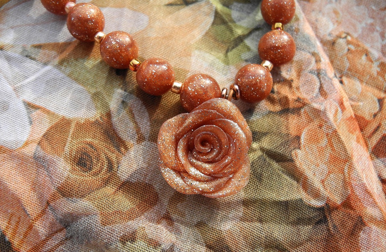 Kerajinan manik-manik dari polymer clay hasil olahan tangan