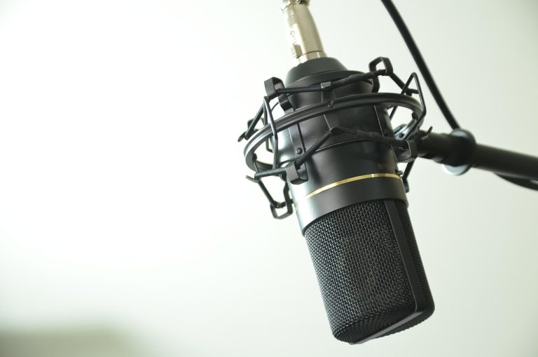 Perbedaan Mikrofon Dinamis vs Kondensor untuk Rekam di Rumah: Sensitivitas, Noise, dan Pilihan Praktis