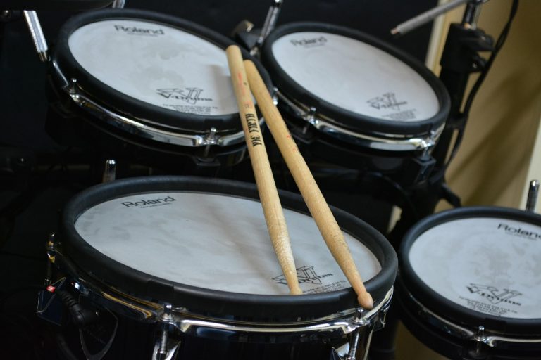 Perbandingan Drum Elektrik vs Drum Akustik untuk Latihan di Rumah