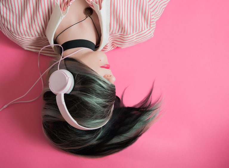 Headphone untuk latihan musik di rumah