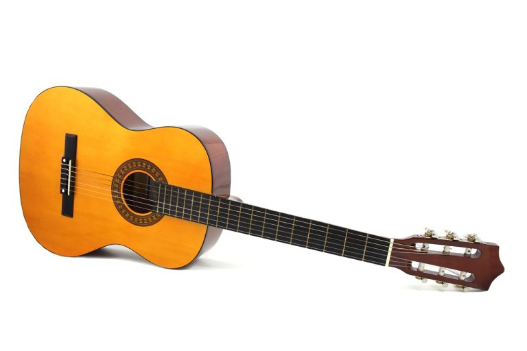 Gitar akustik dengan senar